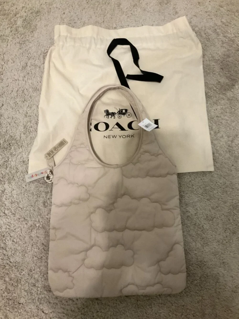 COACH coachtopia loop flat tote with cloud quilting. color: cloud cloud. Co668.